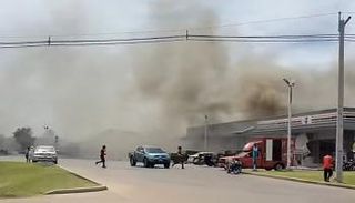 دخان يتصاعد من سطح متجر صغير بعد أن أصابه صاروخ من كمبوديا