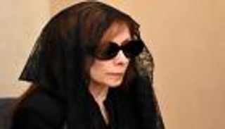 فيروز تستقبل العزاء في نجلها زياد الرحباني لليوم الثاني