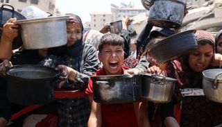 أطفال ونساء يتدافعوا حول نقطة لتوزيع الطعام في غزة وسط أزمة جوع