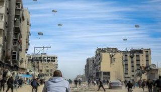 إسقاط المساعدات الإنسانية فوق غزة