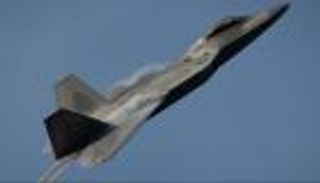 من التخفي لقيادة المسيرات.. «إف-22» تهيمن على سماء العالم
