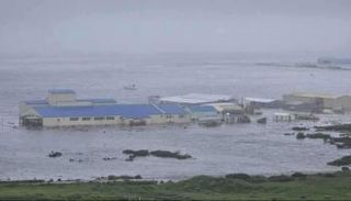 غرق عشرات المنازل بسبب التسونامي