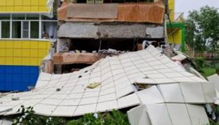 أحد المباني التي تهدمت بفعل تأثير الزلزال 