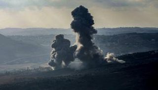 تصاعد الدخان من منطقة الدمشقية بعد غارة إسرائيلية