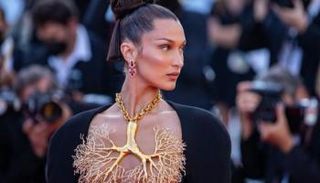 عارضة الأزياء الأمريكية بيلا حديد