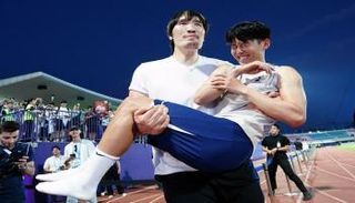 عملاق يحمل سون بين ذراعيه