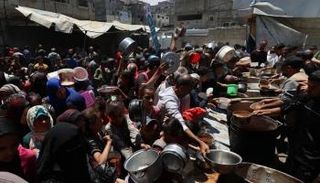 فلسطينيون يتزاحمون للحصول على مساعدات غذائية في غزة