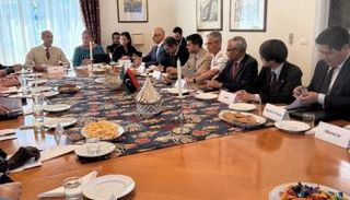 جانب من أعضاء البعثة الأممية في ليبيا وخبراء ألغام