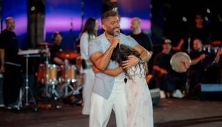 معجبة تحتضن تامر حسني