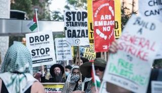 وقفة احتجاجية دعماً لفلسطين خارج مقر الأمم المتحدة