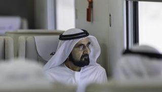 الشيخ محمد بن راشد آل مكتوم خلال رحلة بقطار الاتحاد للركاب