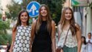 أناقة صيفية تجمع الملكة ليتيزيا وابنتيها في شوارع بالما دي مايوركا