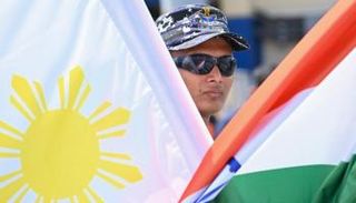 جندي بالبحرية الهندية يمر عبر علمي بلاده والفلبين 