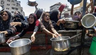 فلسطينيون يحاولون الحصول على طعام