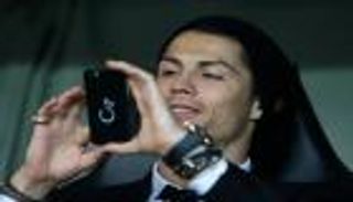 لماذا يرفض كريستيانو رونالدو النوم بجوار هاتفه؟