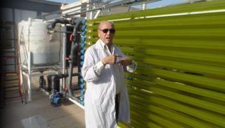 الدكتور فاروق كامل الباز أمام المفاعل الحيوي للطحالب 