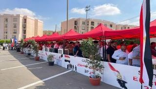 ناخبون يصطفون أمام إحدى لجان الاقتراع