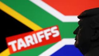 نموذج مصغر مطبوع بتقنية الطباعة ثلاثية الأبعاد للرئيس ترامب، وعلم جنوب أفريقيا