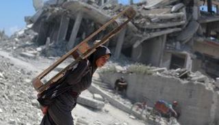 حتى الألواح الخشبية يعتبرها سكان غزة 