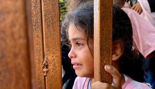 طفلة في غزة تبكي أقارب لها قتلوا في قصف إسرائيلي