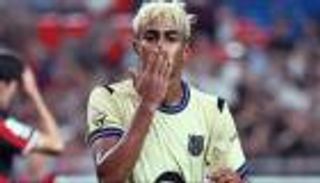 بعد جدل عيد الميلاد.. «قبلة» تورط لامين يامال (صورة)