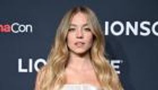 بعد انفصالها.. نجوم البريميرليغ يطلبون مواعدة سيدني سويني