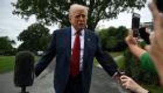 ترامب يوجه ضربة لقطاع الصحة.. رسوم جمركية قيمتها 250% على الأدوية