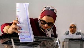 ناخبة مصرية تدلي بصوتها - أ.ف.ب