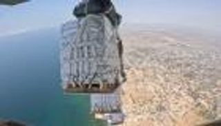 الإمارات تنفذ الإنزال الجوي الـ63 للمساعدات وتدخل 32 شاحنة غذائية إلى غزة