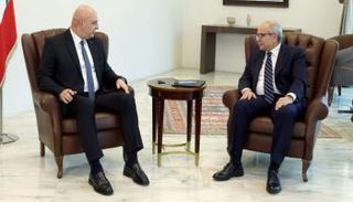 الرئيس اللبناني جوزيف عون (يسار) ورئيس الوزراء نواف سلام (يمين)