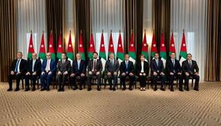 العاهل الأردني يتوسط الوزراء الجدد