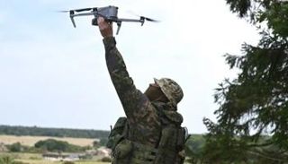 جندي أوكراني يطلق طائرة مسيرة