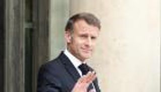 منعطف بالأزمة.. أمر فرنسي «يُقيّد» جوازات الجزائر الرسمية