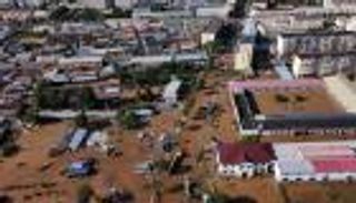 فيضانات مدمرة تطرد عشرات الآلاف من منازلهم في الصين