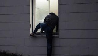 لص يقتحم منزلاً- أرشيفية