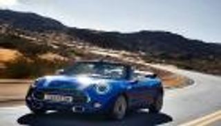 5 مخاطر صيفية في سيارتك المكشوفة.. أسرار القيادة الآمنة بالكابريو