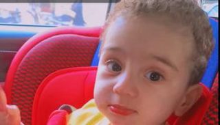 الطفل علي المضاب بضمور العضلات