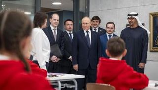 رئيسا الإمارات وروسيا خلال افتتاح مركز الشيخة فاطمة بنت مبارك في موسكو