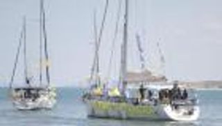 «رحلة أمل» على أمواج الحرب.. عائلات الرهائن تبحر قبالة غزة «طلبًا للسلام»