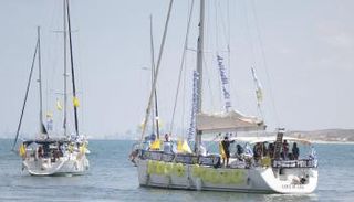 زوارق تحمل أهالي الرهائن في غزة