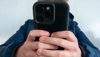 الشاشات تهدد قلوب المراهقين