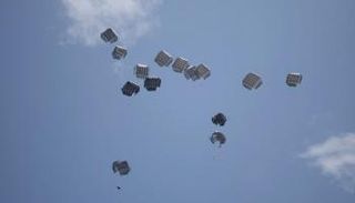 الإنزال الجوي للمساعدات الإماراتية فوق غزة