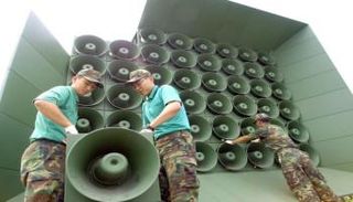 تفكيك مكبرات صوت على الحدود بين الكوريتين