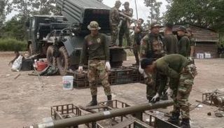 جنود كمبوديون يعيدون تعبئة قاذفة صواريخ على حدود تايلاند- أرشيفية