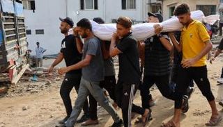 شبان ينقلون جثمان فلسطيني قتل في غزة