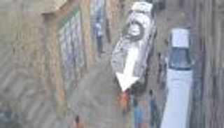 مشهد يحبس الأنفاس.. طفل يمني يفلت بأعجوبة من الموت