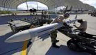 قبل قمة ترامب وبوتين .. «تحول جذري» في تسليح أمريكا لأوكرانيا