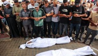 فلسطينيون ينعون جثامين أحباء لهم قتلوا في قصف إسرائيلي على غزة