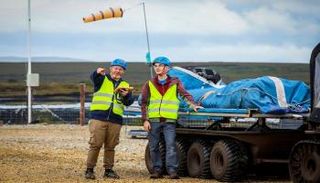 تجهيز الطائرة الورقية - أ ف ب