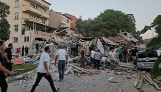 مبنى منهار بعد زلزال سينديرجي